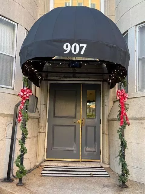 907 S Hanley Rd #4, Saint Louis, MO 63105