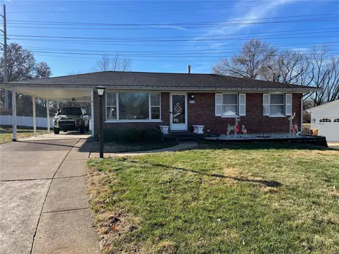 8930 Ulysses Ct, Saint Louis, MO 63123