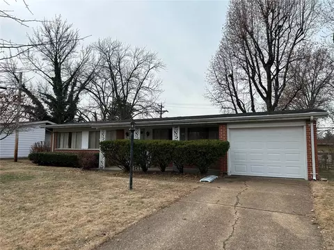 1435 Thoroughbred Ln, Florissant, MO 63033