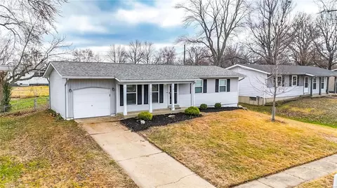 2548 Carousel Ct, Florissant, MO 63031