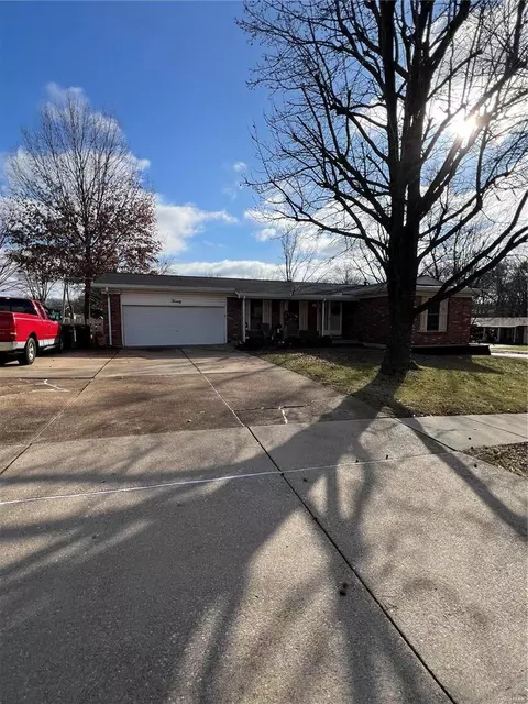 20 Mcintyre Dr, Fenton, MO 63026