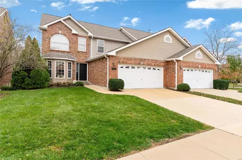 1228 Castle Gate Villas Dr, Olivette, MO 63132