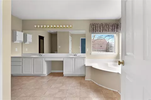 Bath - 741 Hawk Run Dr, O'fallon, MO 63368 photo 2 of 5