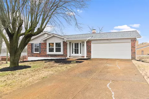 2996 Point Dr, Saint Louis, MO 63129