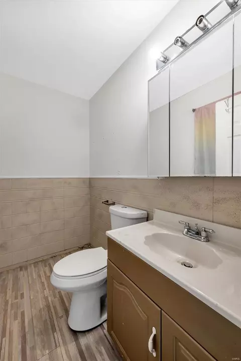 Bath - 4147 Fuller Ln, Bridgeton, MO 63044 photo 2 of 3