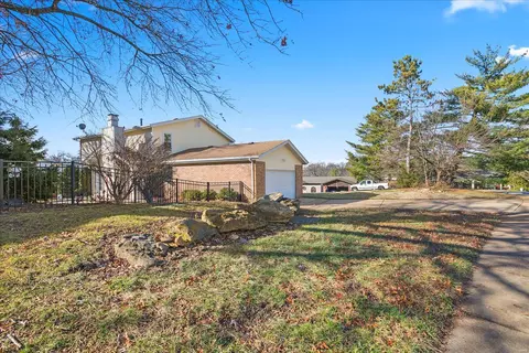 568 Spragues Mill Ct, Ballwin, MO 63011 photo 3