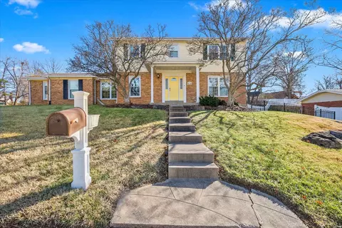 568 Spragues Mill Ct, Ballwin, MO 63011