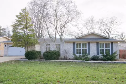 5 Forrester Dr, Manchester, MO 63011