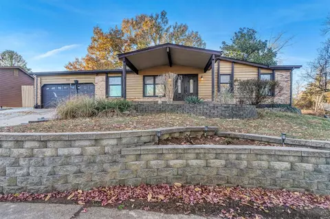 245 Braeshire Dr, Ballwin, MO 63021