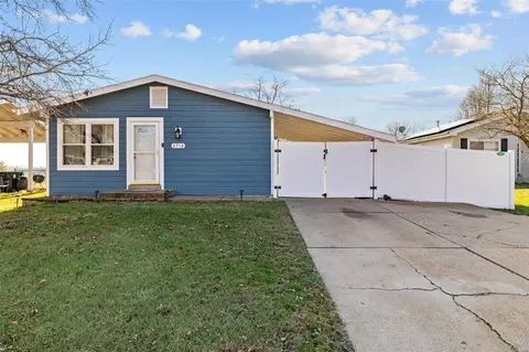 2718 Blue Heron Dr, Florissant, MO 63031