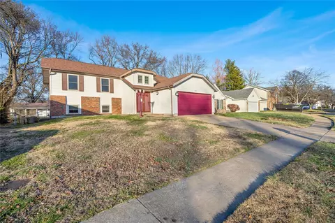 2445 Indiancup Dr, Florissant, MO 63033