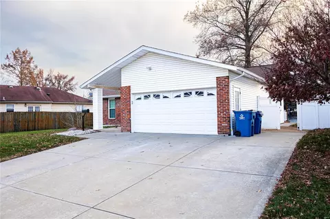 548 Queen Ann Dr, Hazelwood, MO 63042