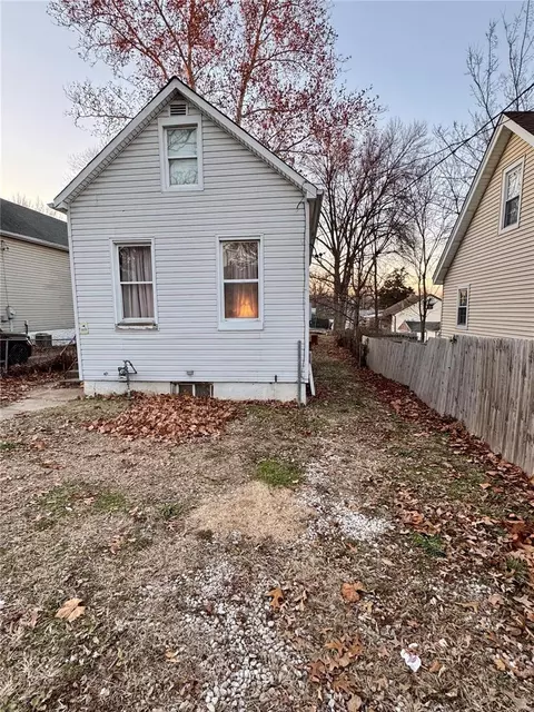 9511 Gentry Ave, Saint Louis, MO 63125