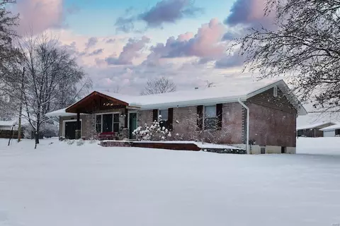 823 Castleaire Pkwy, Saint Louis, MO 63129