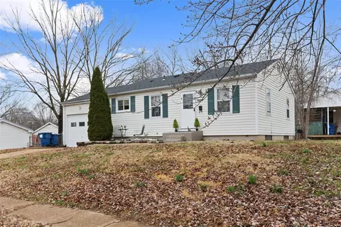 1155 Cedar Pl, Florissant, MO 63031