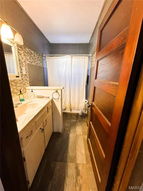 Bath - 401 N N Pne, Mountain View, MO 65548 photo 1 of 2