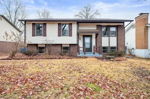 11928 Meadowpark Ct, Maryland Heights, MO 63043