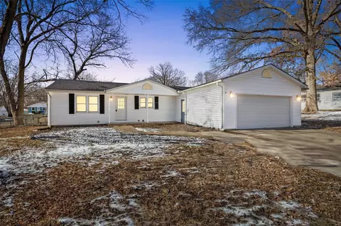 42 Spur Dr, Saint Charles, MO 63303