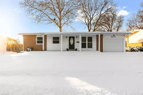 55 Shawnee Ln, Florissant, MO 63033