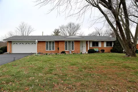 12130 Mirror Lake Dr, Saint Louis, MO 63146
