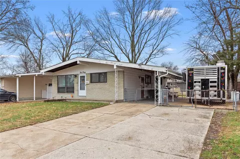 540 Bardot Dr, Florissant, MO 63031