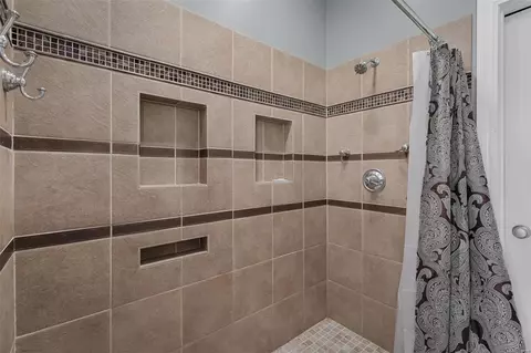 Bath - 703 Castle Tower Dr, Ballwin, MO 63021 photo 2 of 5