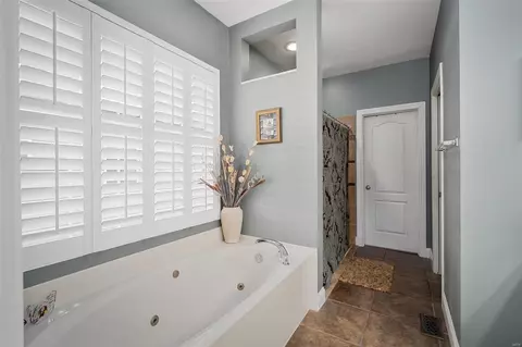 Entry Way - 703 Castle Tower Dr, Ballwin, MO 63021 photo 4 of 6