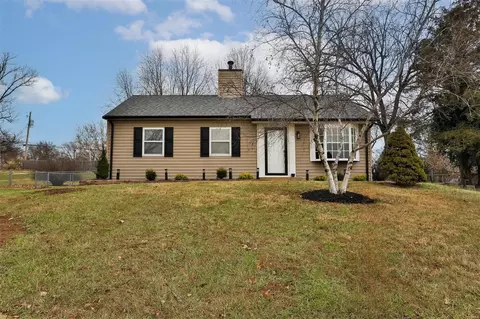 909 Crestland Dr, Ballwin, MO 63011