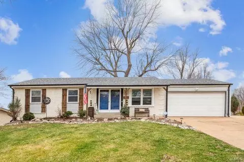 5401 Crestside Ln, Saint Louis, MO 63128