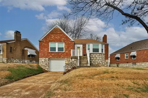 9015 Coral Dr, Saint Louis, MO 63123