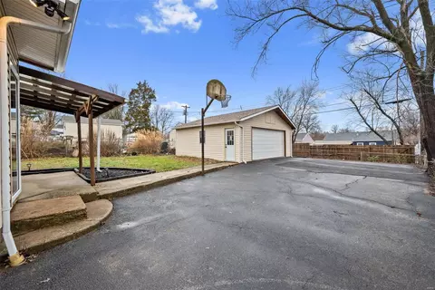 9711 Echo Ln, Overland, MO 63114 photo 32