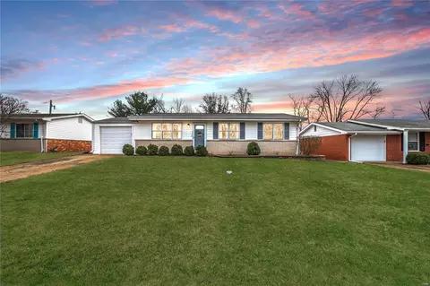 3064 Sedan Dr, Saint Louis, MO 63125