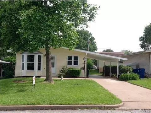 328 Saint Lawrence Dr, Ballwin, MO 63021