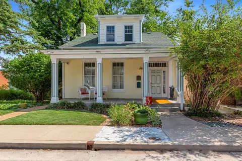 906 S 3rd St, Saint Charles, MO 63301