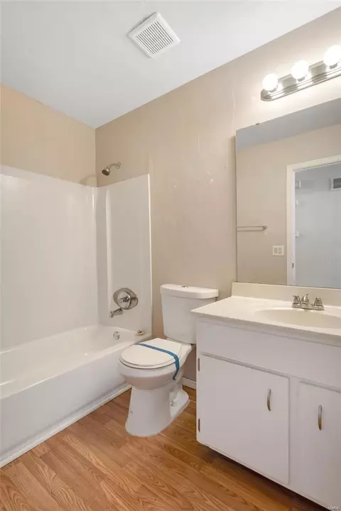 Bath - 26 Queensboro Dr, Saint Peters, MO 63376 photo 2 of 3