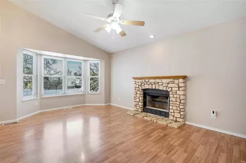 Living - 26 Queensboro Dr, Saint Peters, MO 63376 photo 2 of 4