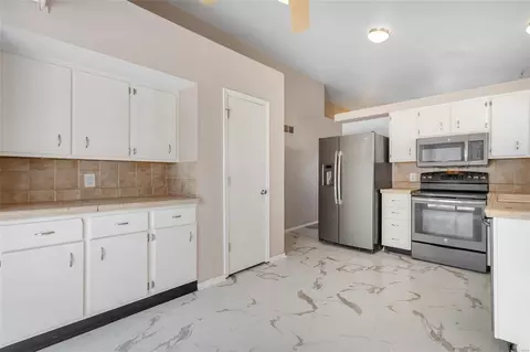 Kitchen - 26 Queensboro Dr, Saint Peters, MO 63376 photo 1 of 2