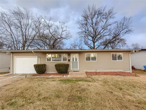 1435 Boulder Dr, Florissant, MO 63031