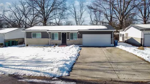 10701 Hallwood Dr, Saint Louis, MO 63136