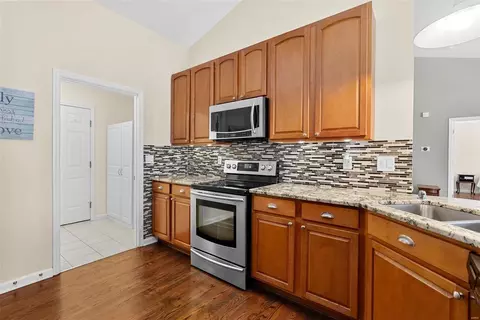 Kitchen - 527 Boulder River Dr, O'fallon, MO 63368 photo 3 of 4