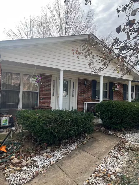 4728 Ringer Rd, Mehlville, MO 63129