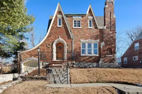 8343 Knollwood Dr, Saint Louis, MO 63121