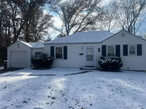 906 Disco Dr, Saint Louis, MO 63135