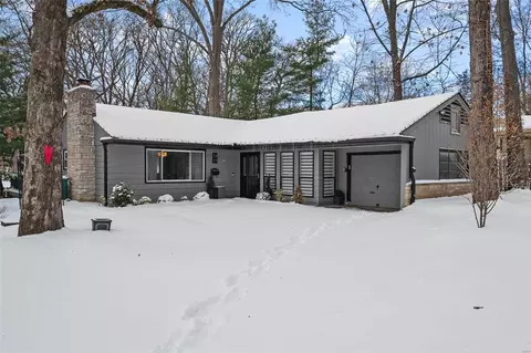 1411 Crossbrook Dr, Webster Groves, MO 63119