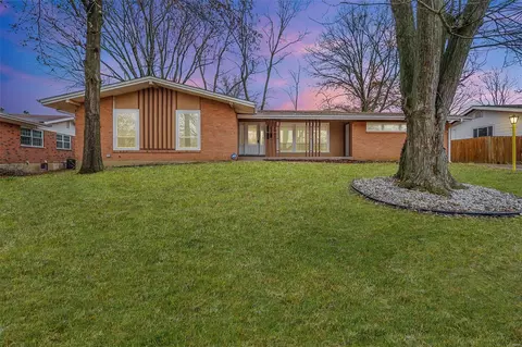 3130 Long Champs Dr, Florissant, MO 63033