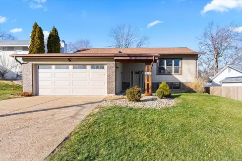 12237 Foxpoint Dr, Maryland Heights, MO 63043