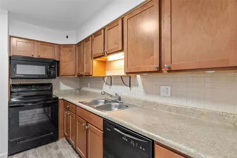 Kitchen - 128 Shadalane Walk #B, Ballwin, MO 63011 photo 3 of 5