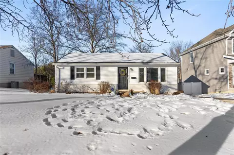 609 Rosewood Ln, Saint Louis, MO 63122