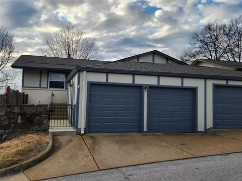 989 Conestoga Dr, Manchester, MO 63021