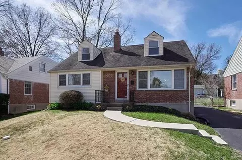 9706 Graystone Ter, Rock Hill, MO 63119